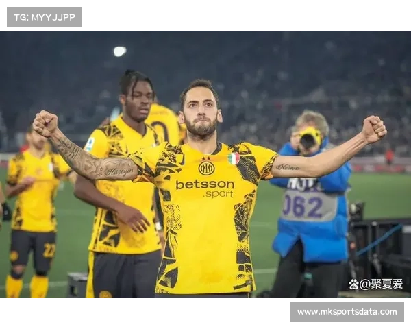 恰尔汗奥卢点射破门,国米主场球迷掀起人浪庆祝 恰尔汗奥卢点射破门,国米主场球迷掀起人浪庆祝